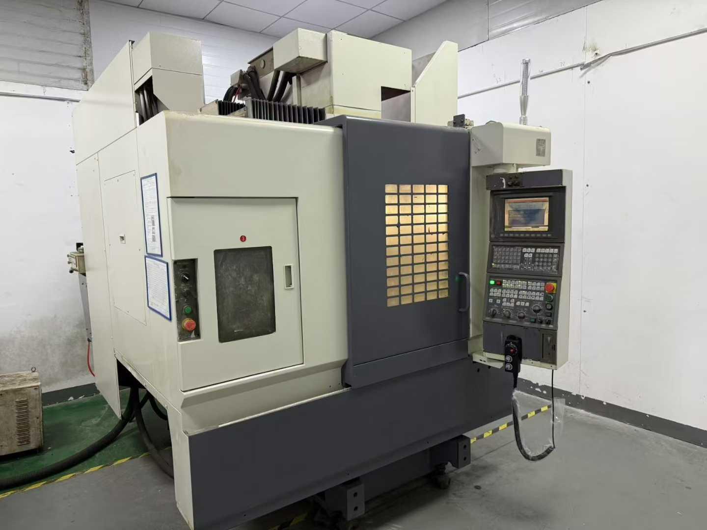 Vertical machining center