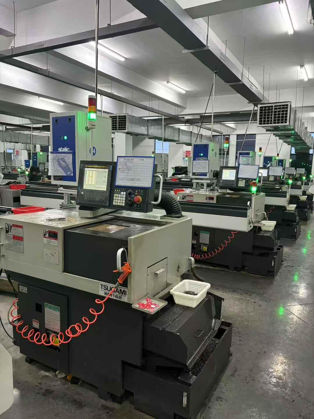 Through-the-heart type tools setting machine