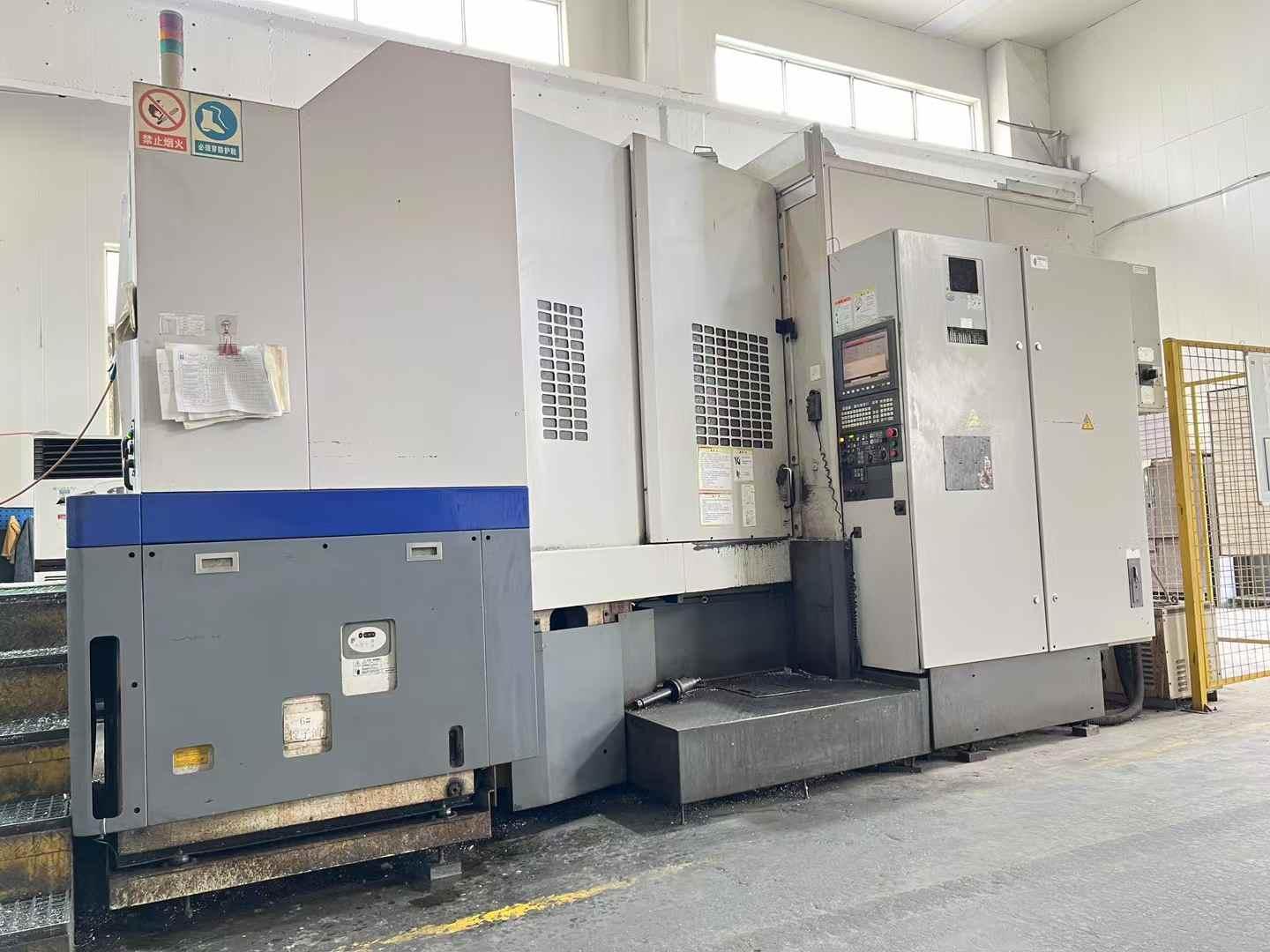 Double-station horizontal machining center