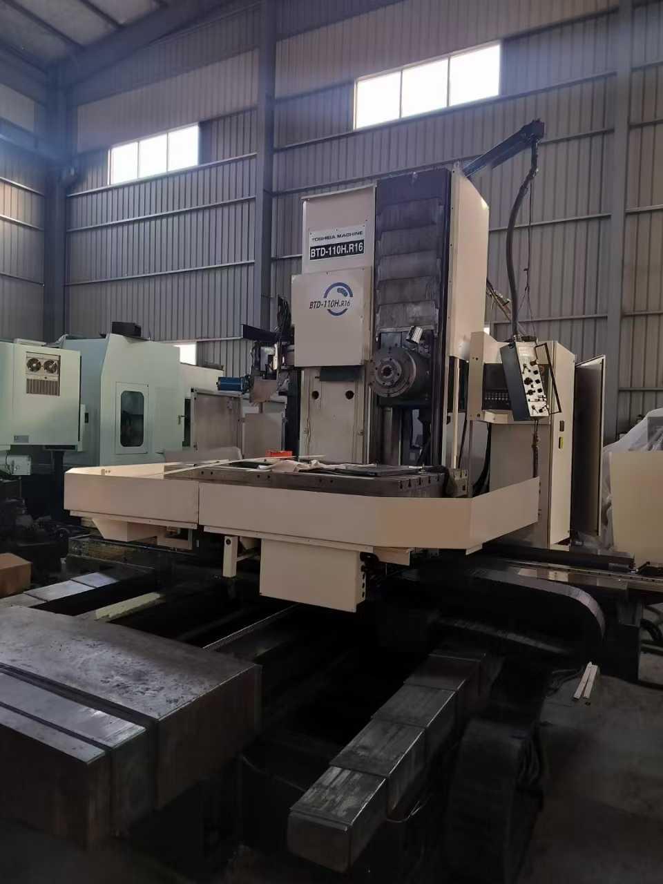 Horizontal boring and milling machining center