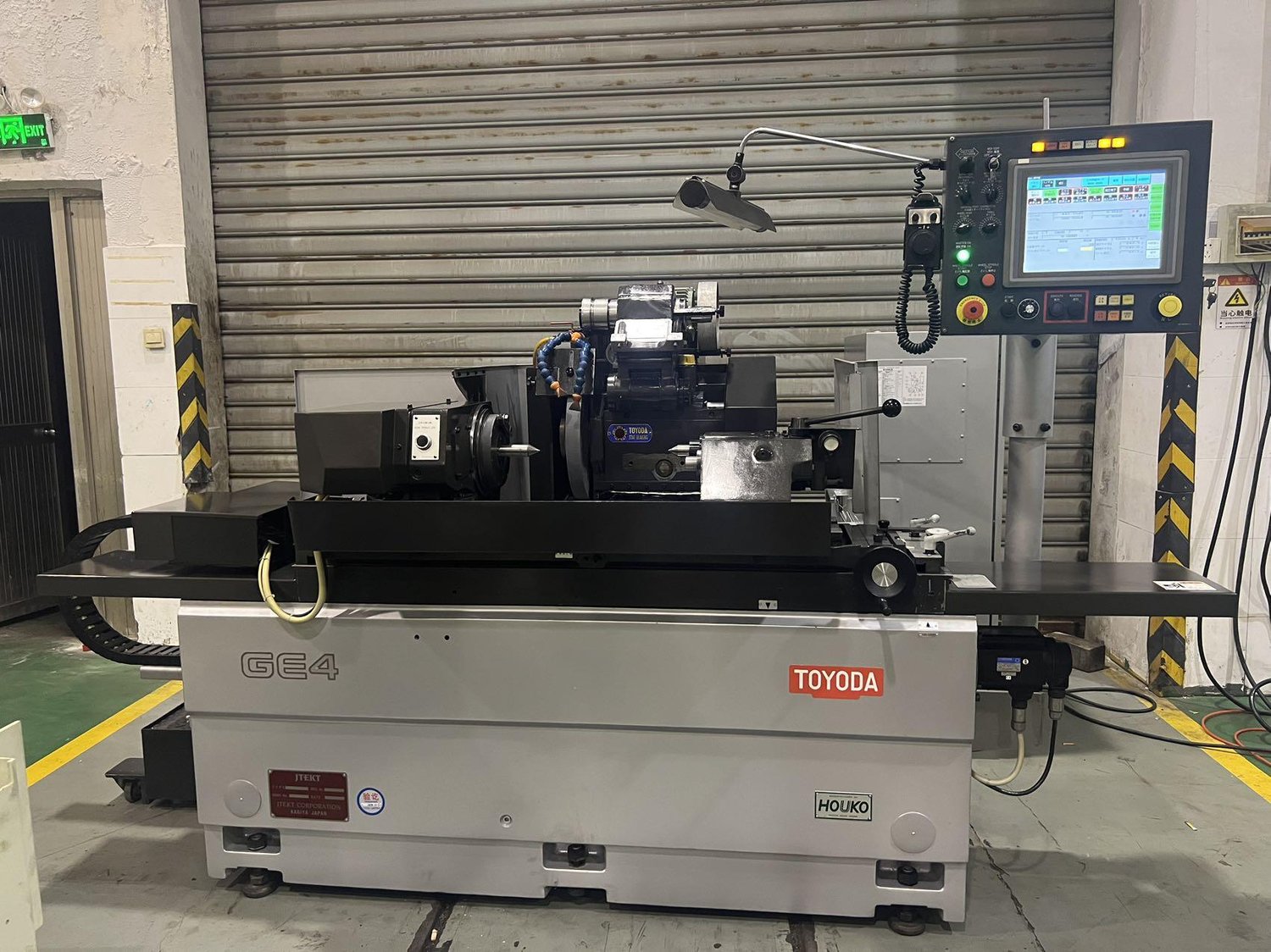 Universal cylindrical grinder 