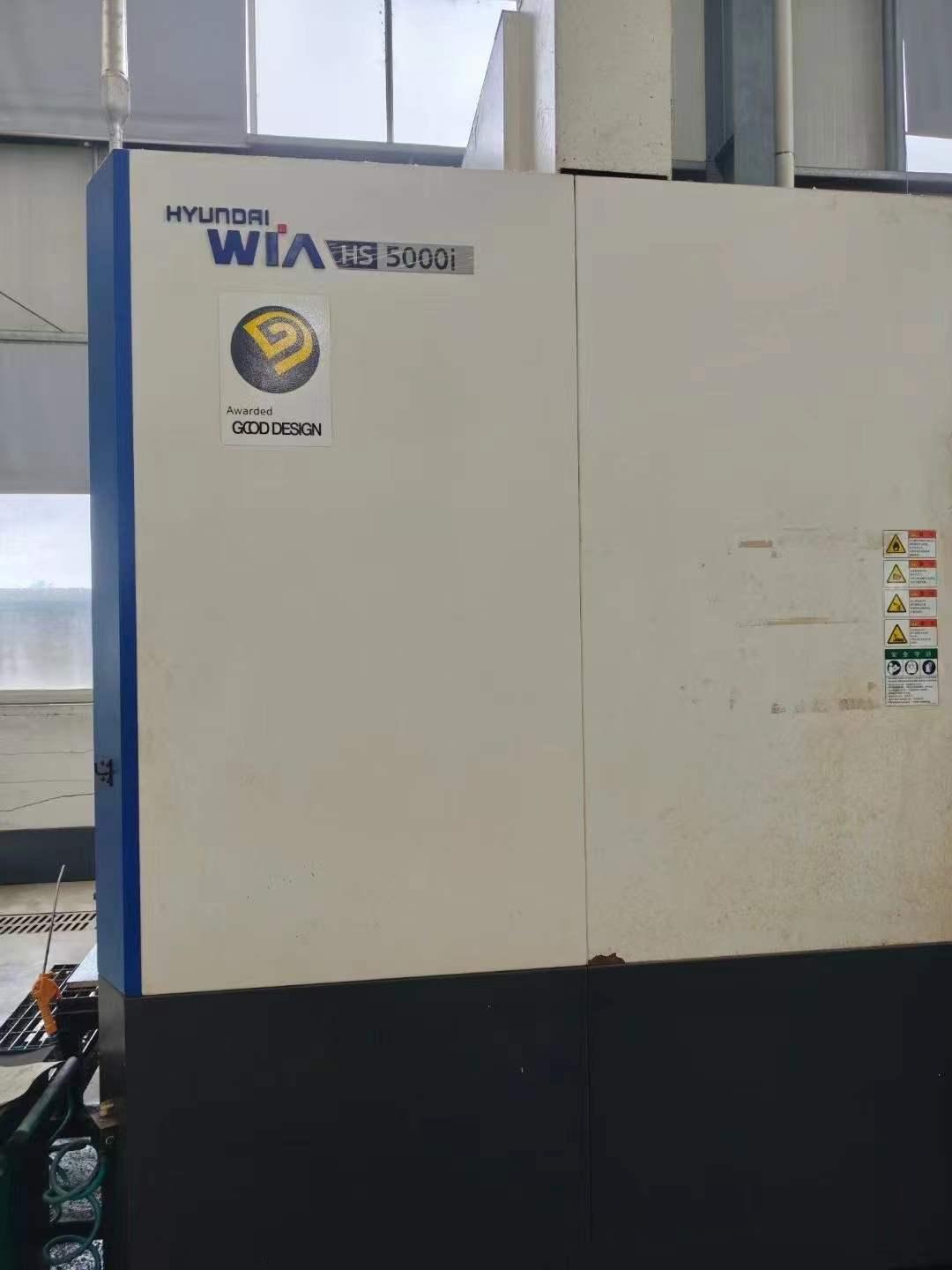 Double-station horizontal machining center