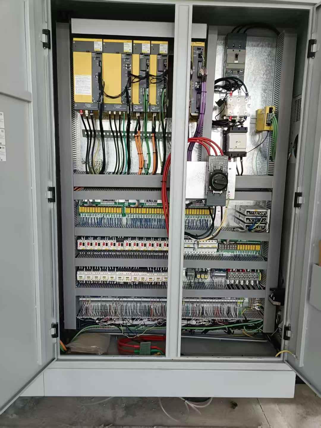 Horizontal machining center
