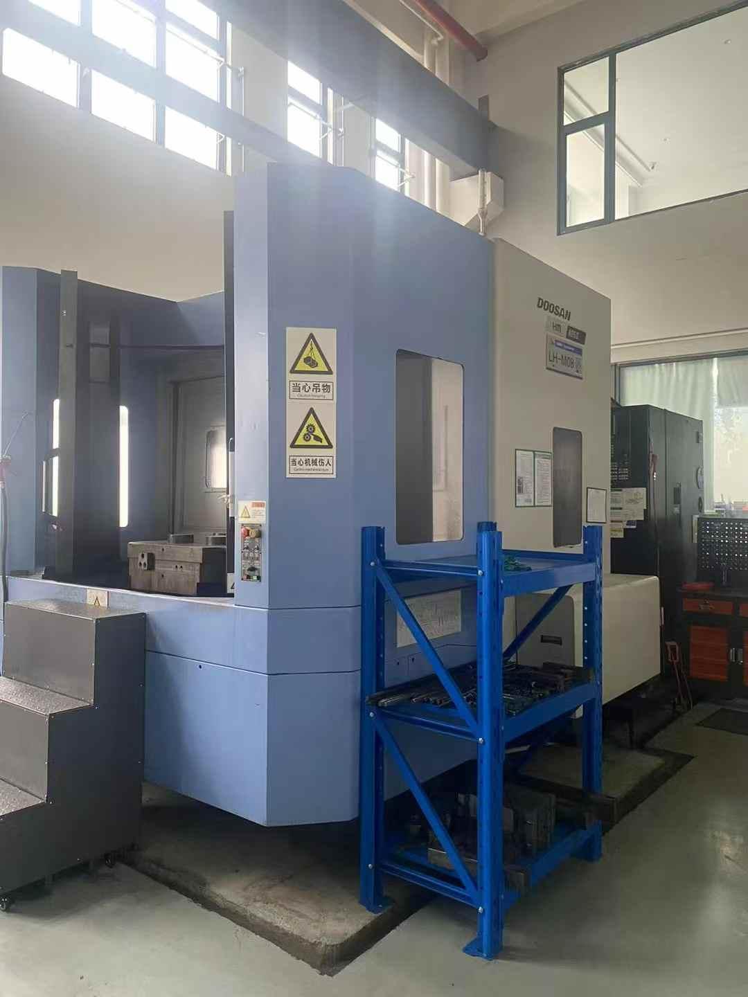Horizontal machining center