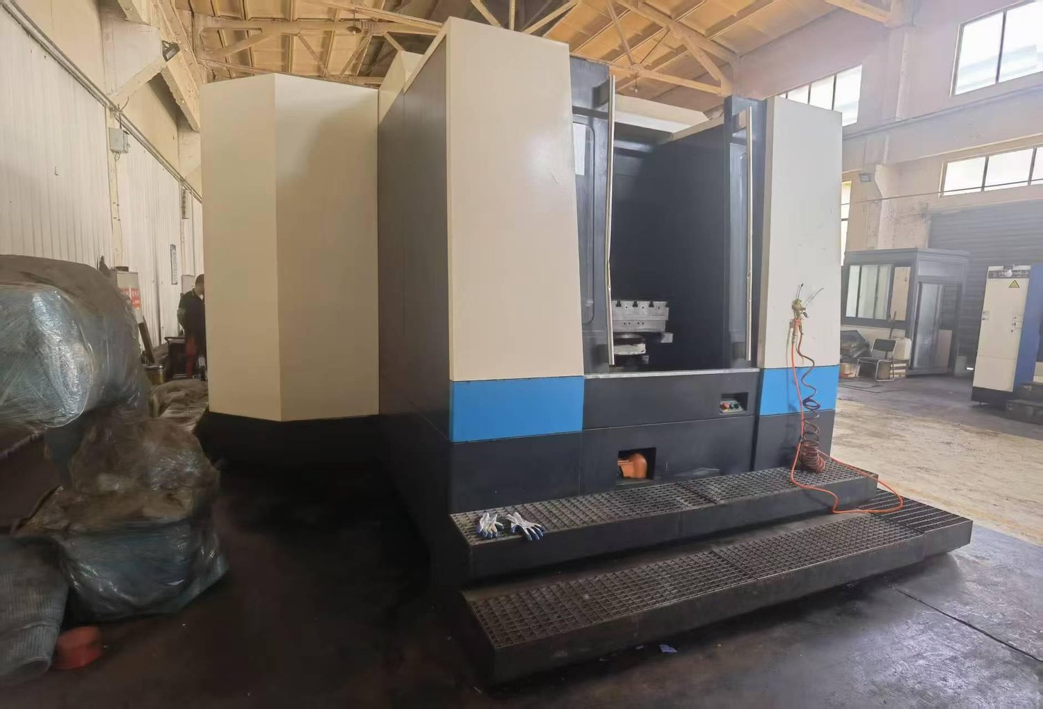Horizontal machining center