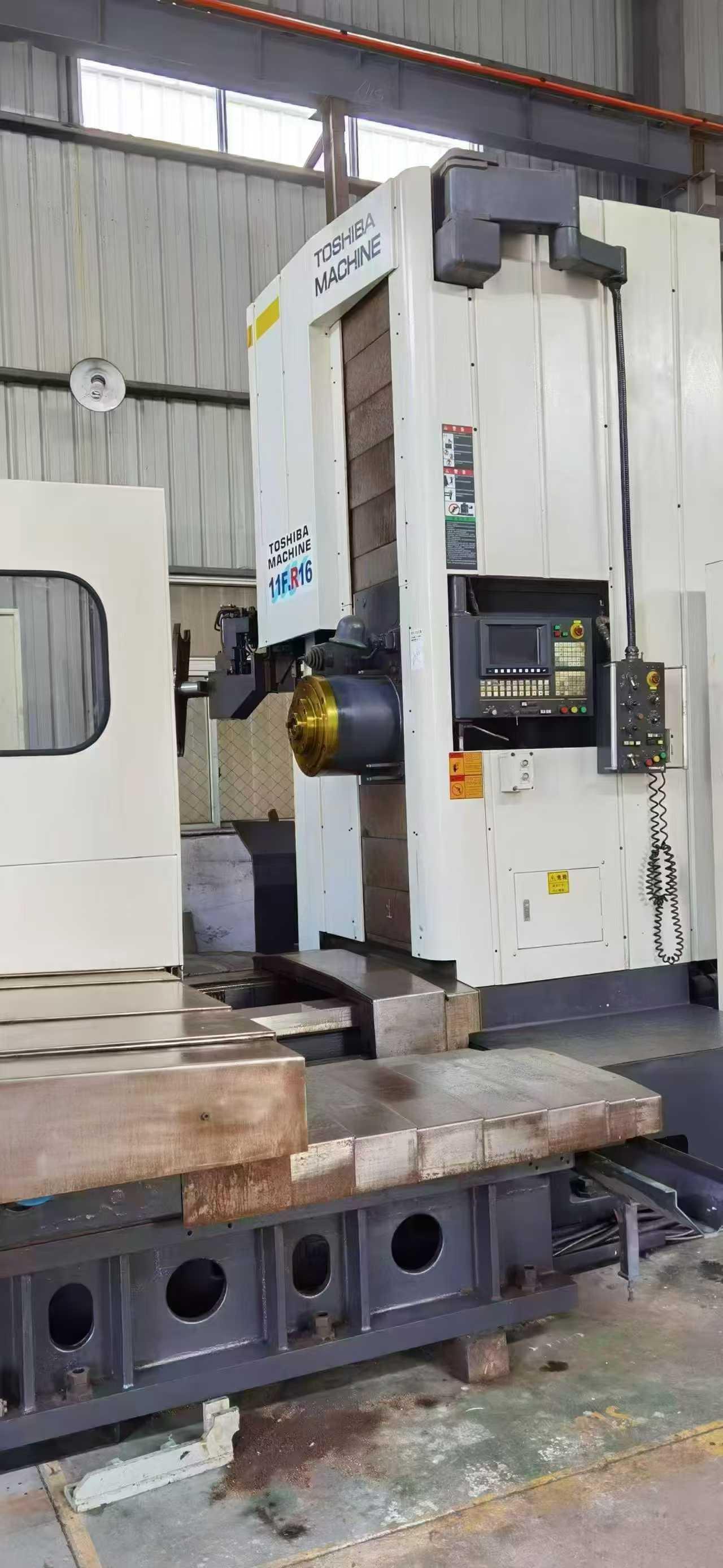 Horizontal boring and milling machining center