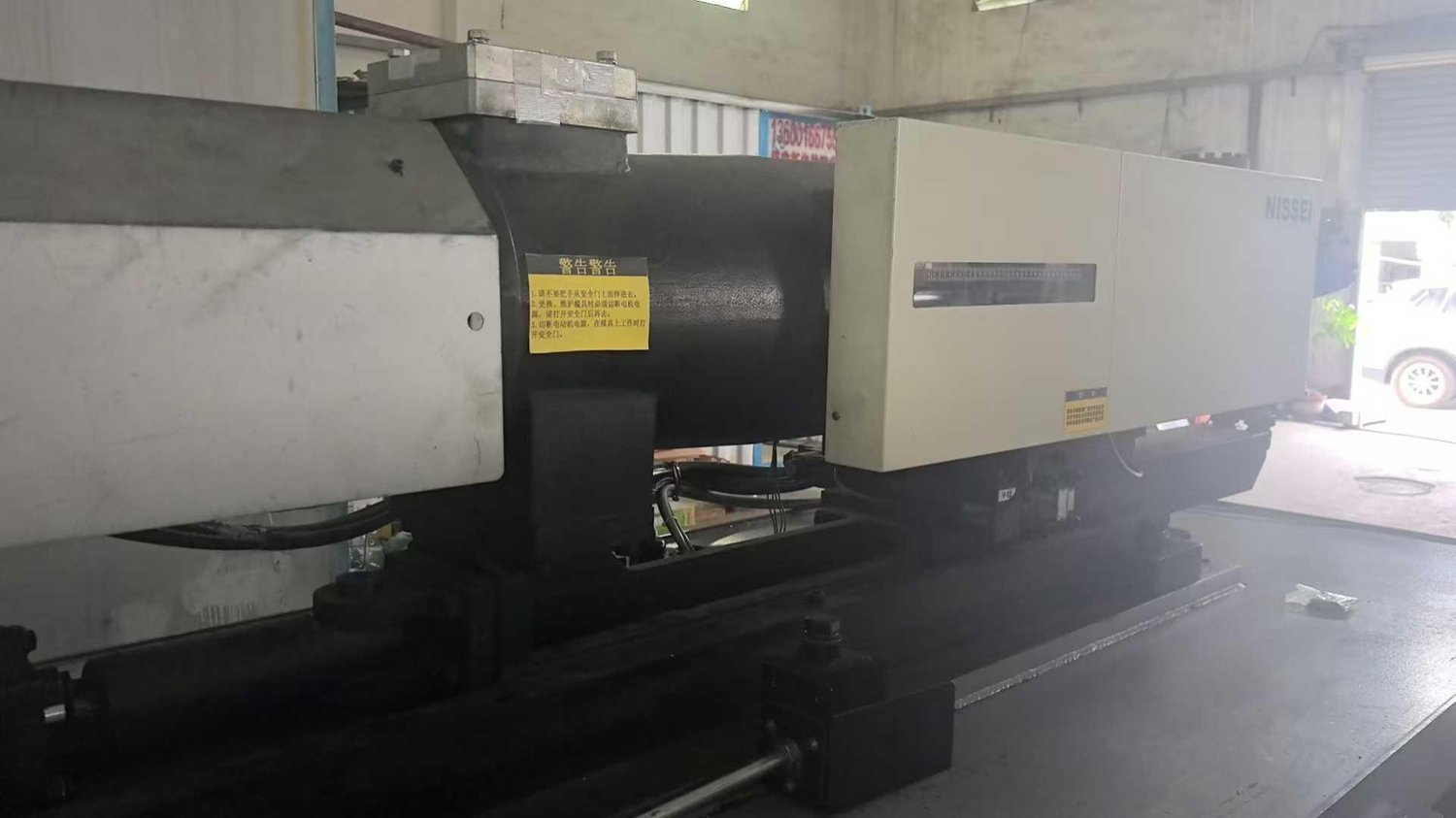 Plastic injection machine
