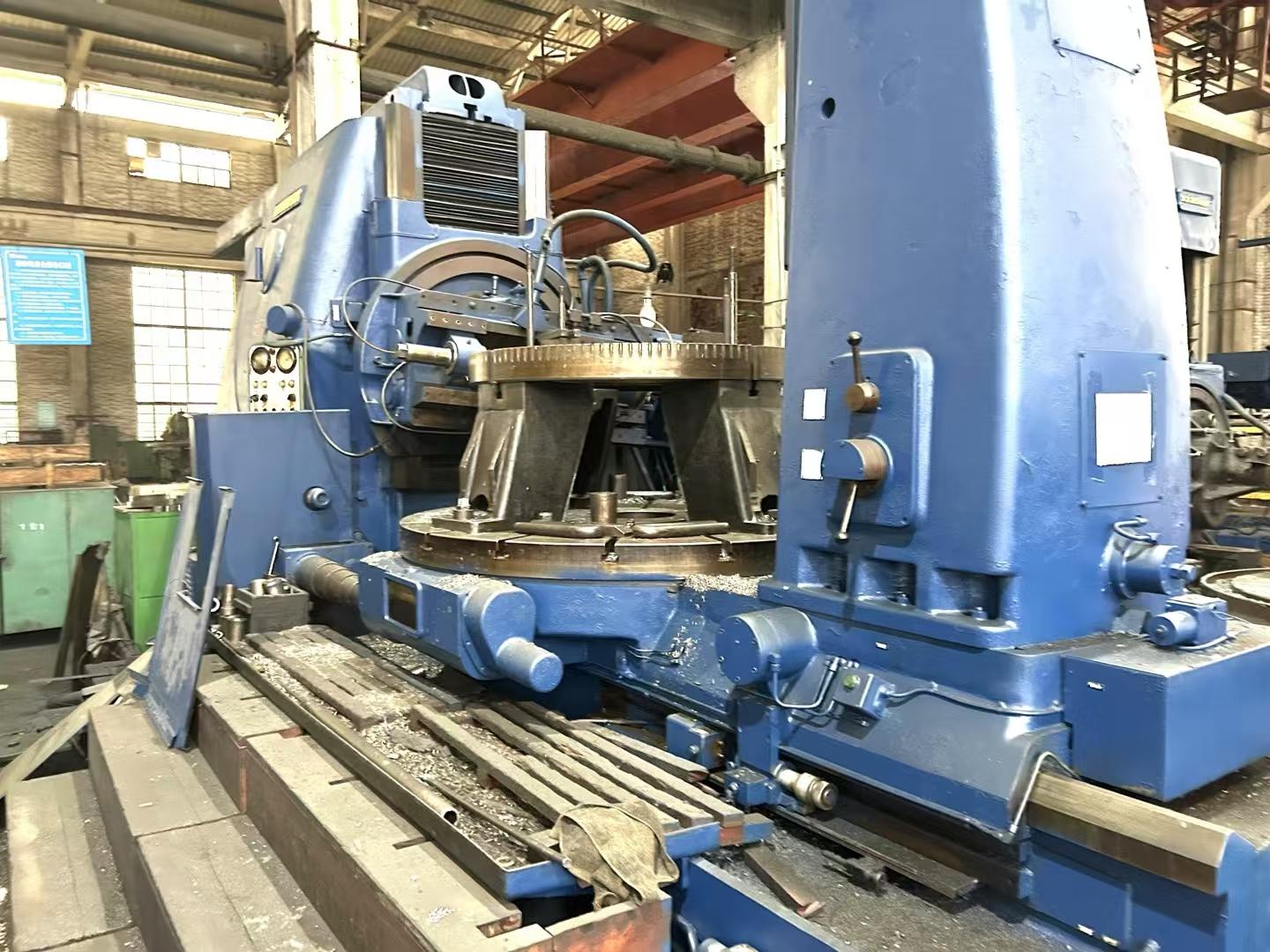 Gear hobbing machine