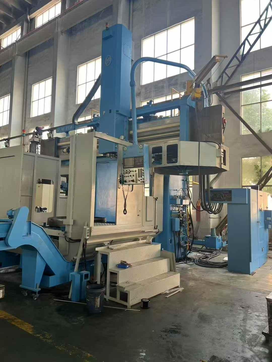 Vertical turning and milling center