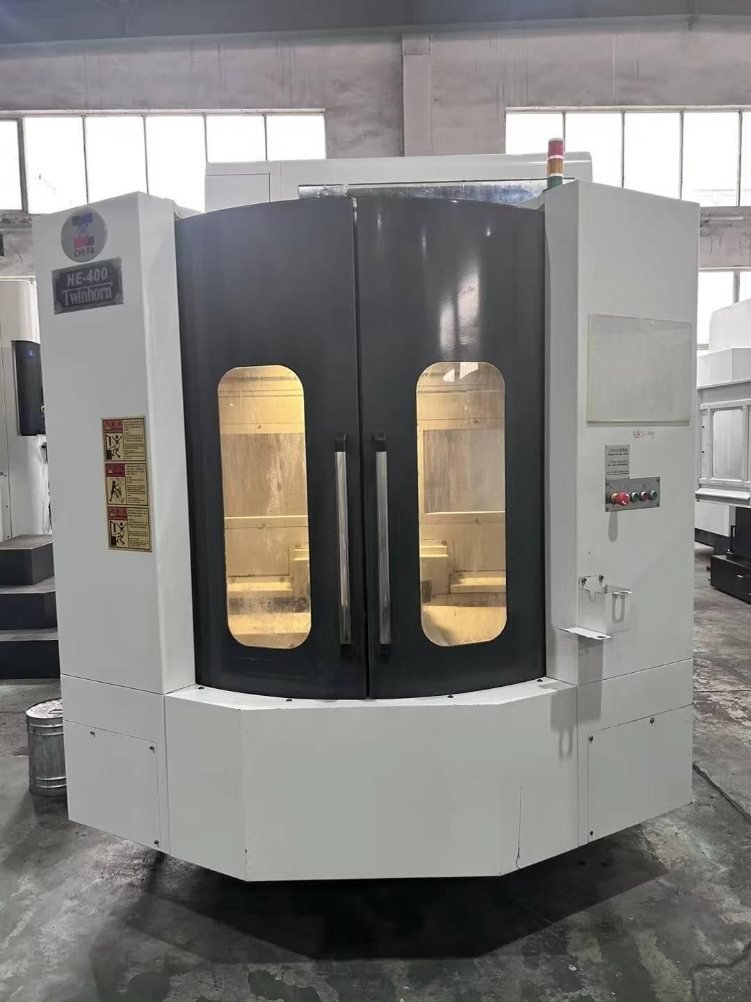 Double-station horizontal machining center
