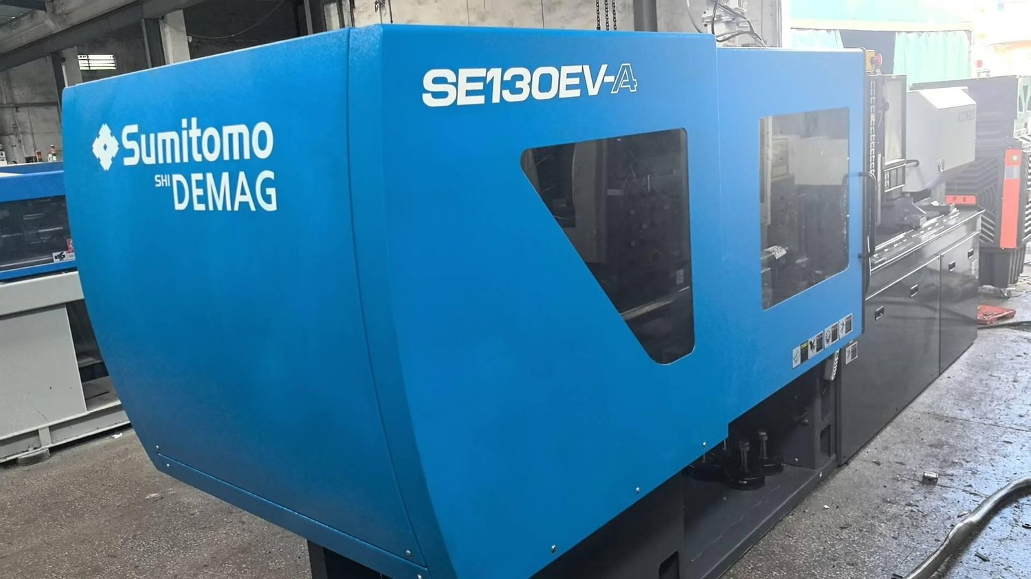 Plastic injection machine