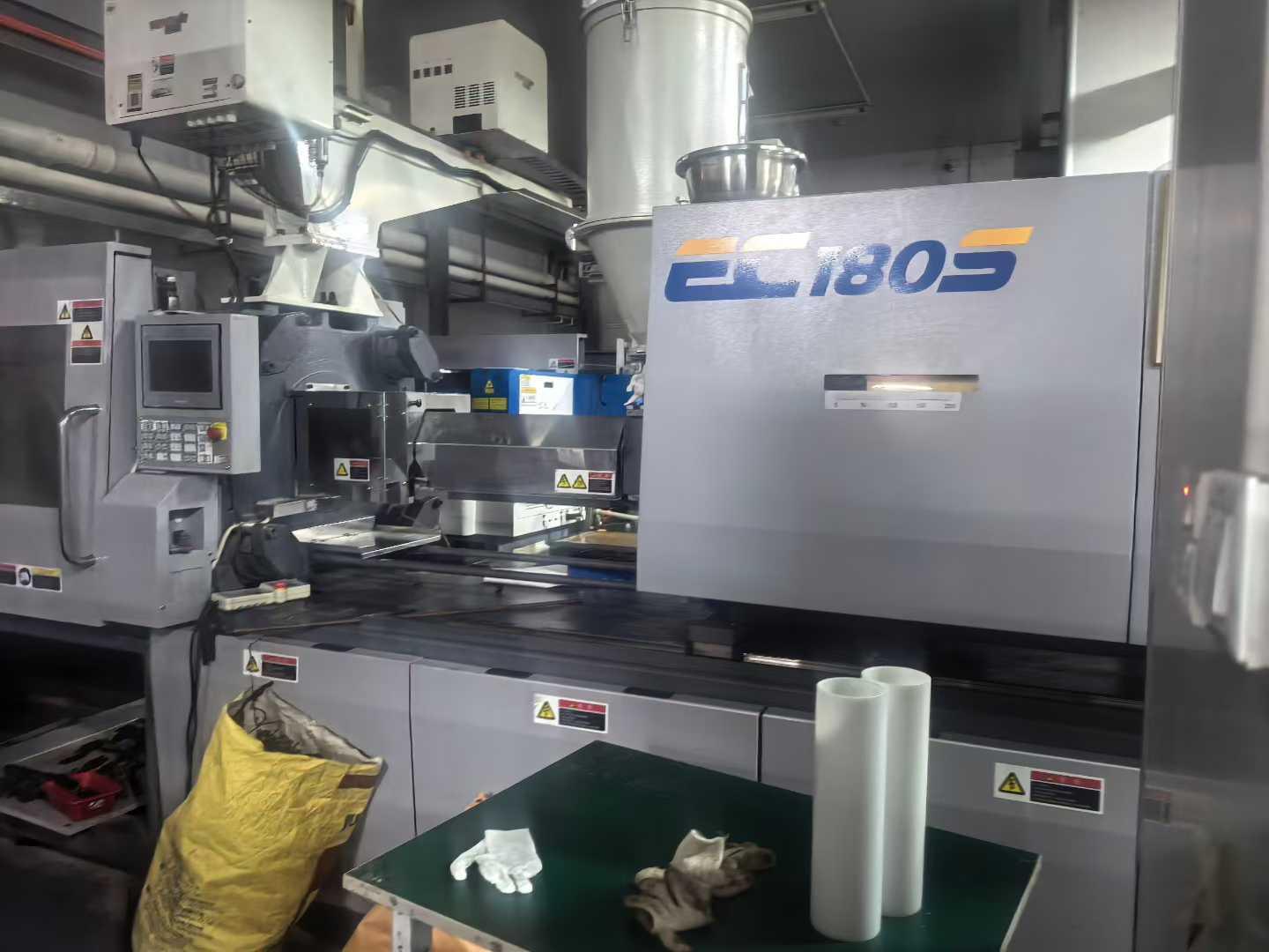 Plastic injection machine