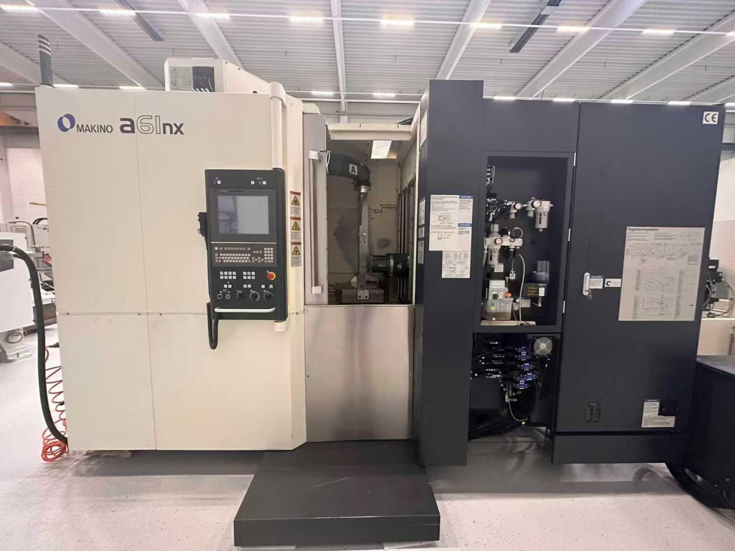 Double-station horizontal machining center