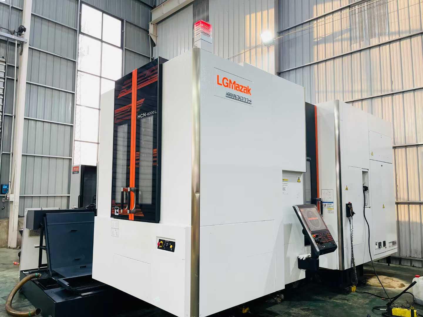 Double-station horizontal machining center