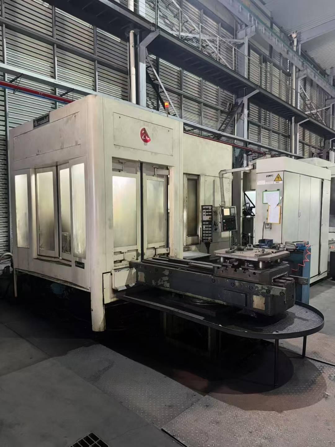 Double-station vertical and horizontal machining center
