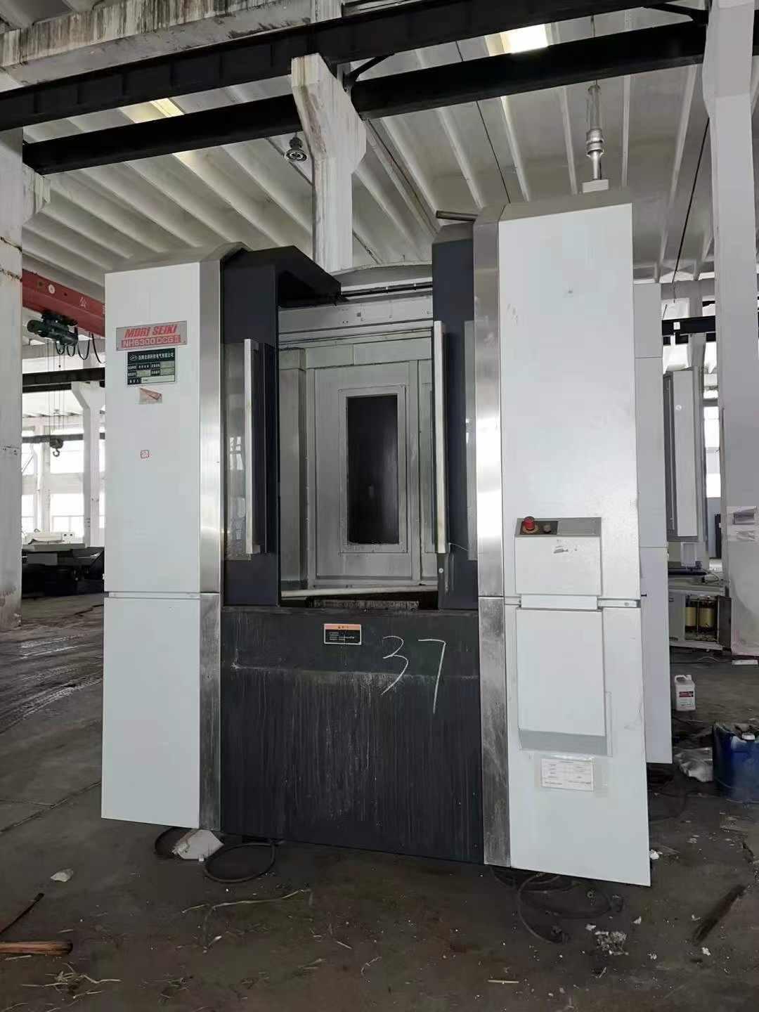 Horizontal machining center