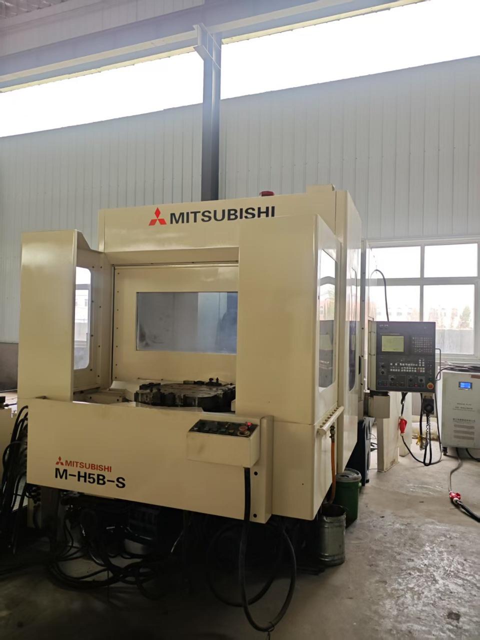 Double-station horizontal machining center