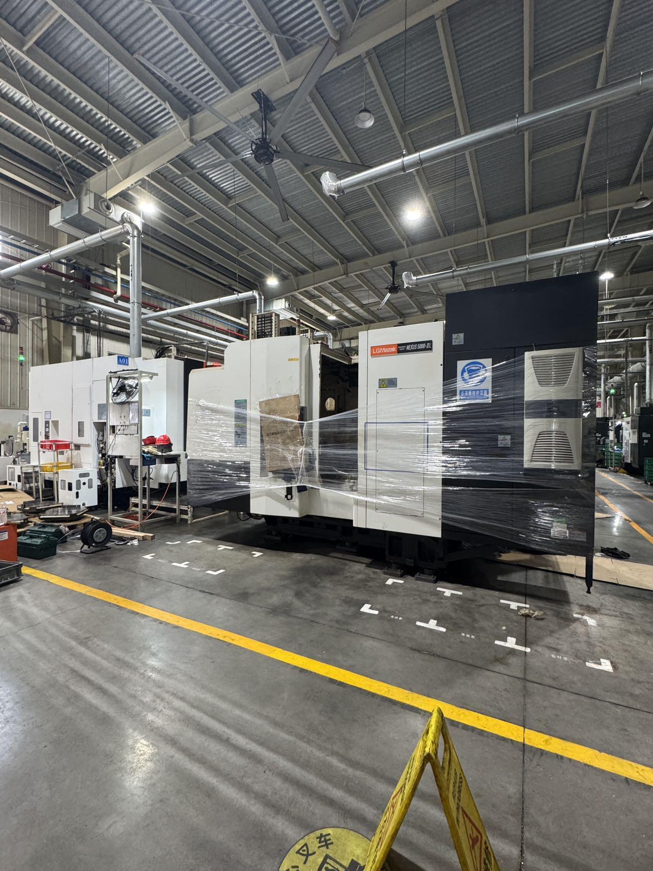 Double-station horizontal machining center