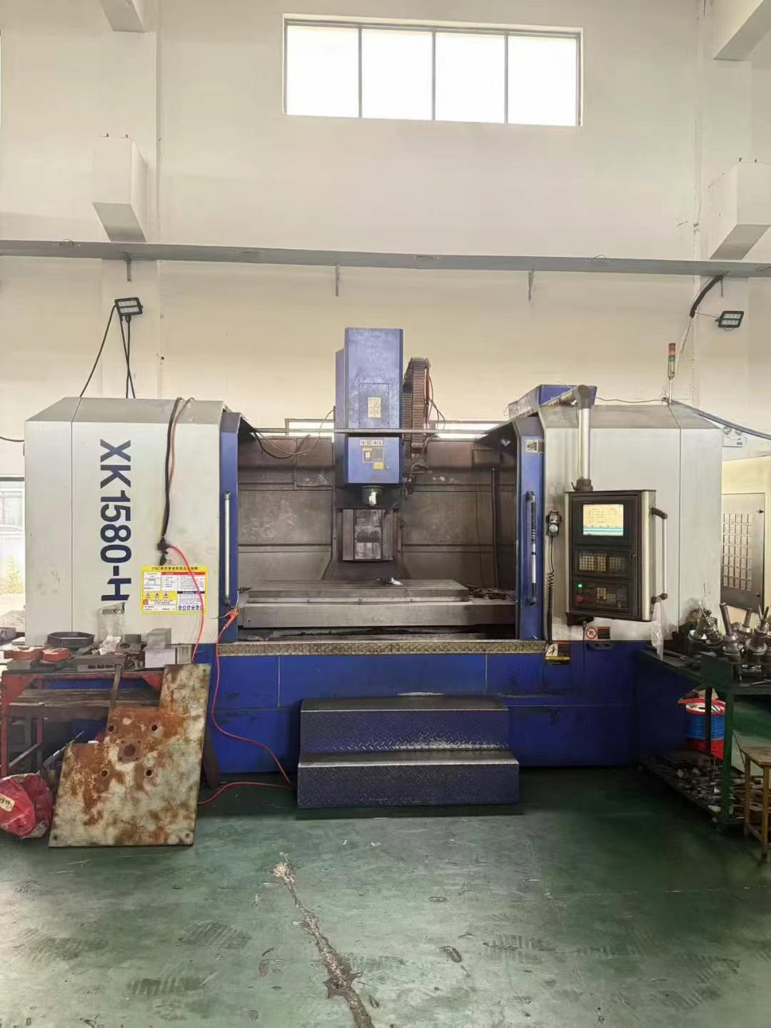 Vertical machining center