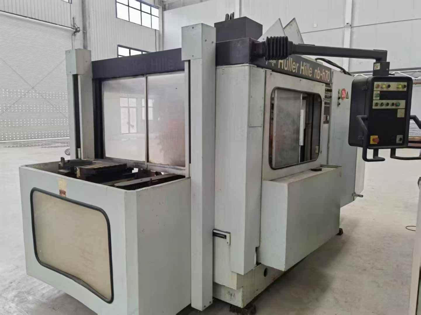Double-station horizontal machining center