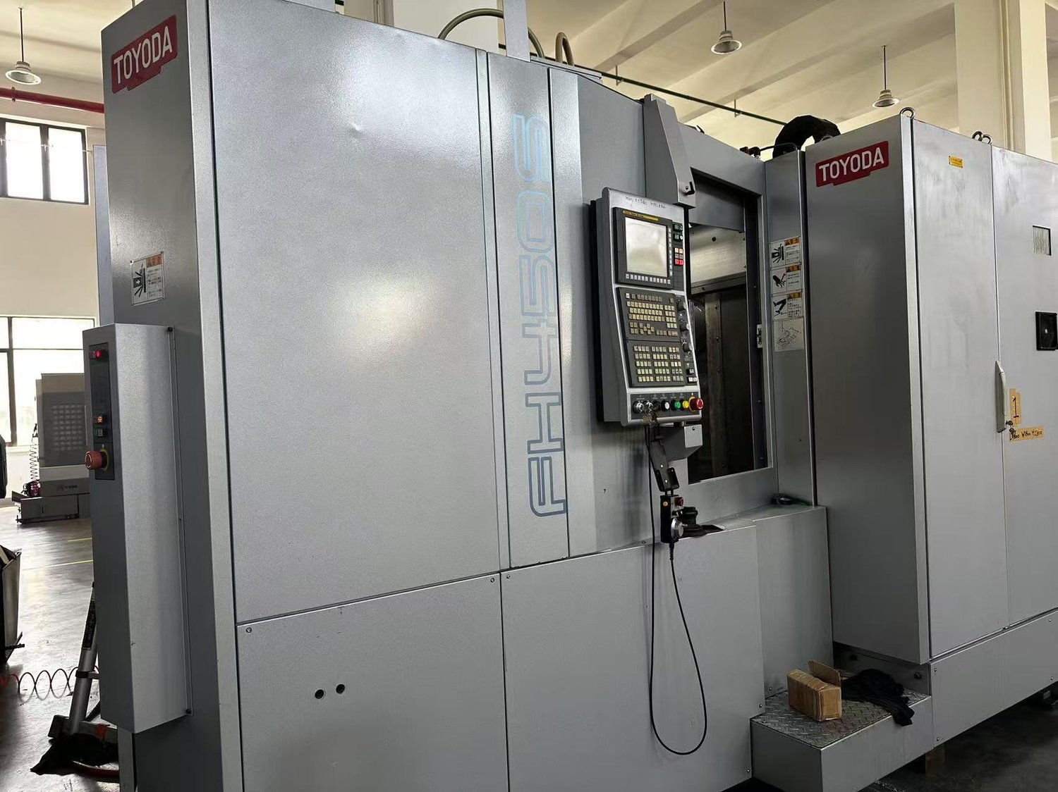 Double-station horizontal machining center
