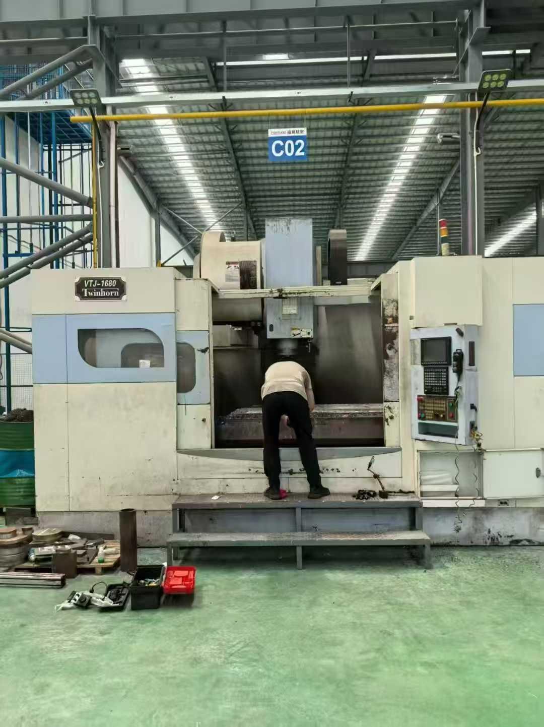 Vertical machining center