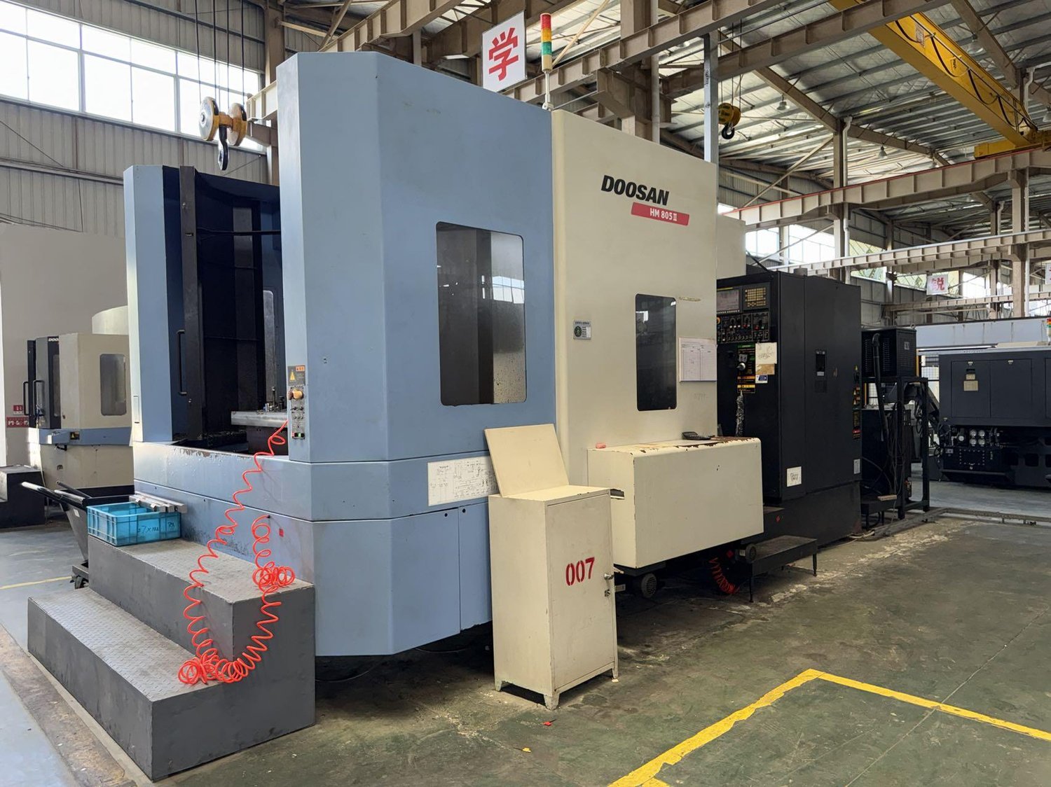 Double-station horizontal machining center