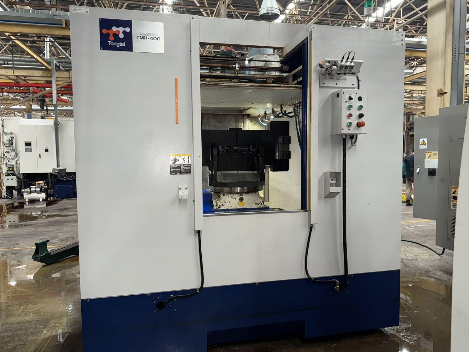 Horizontal machining center