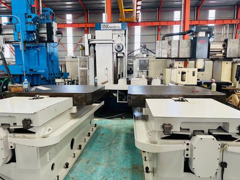 Double-station boring and milling machine