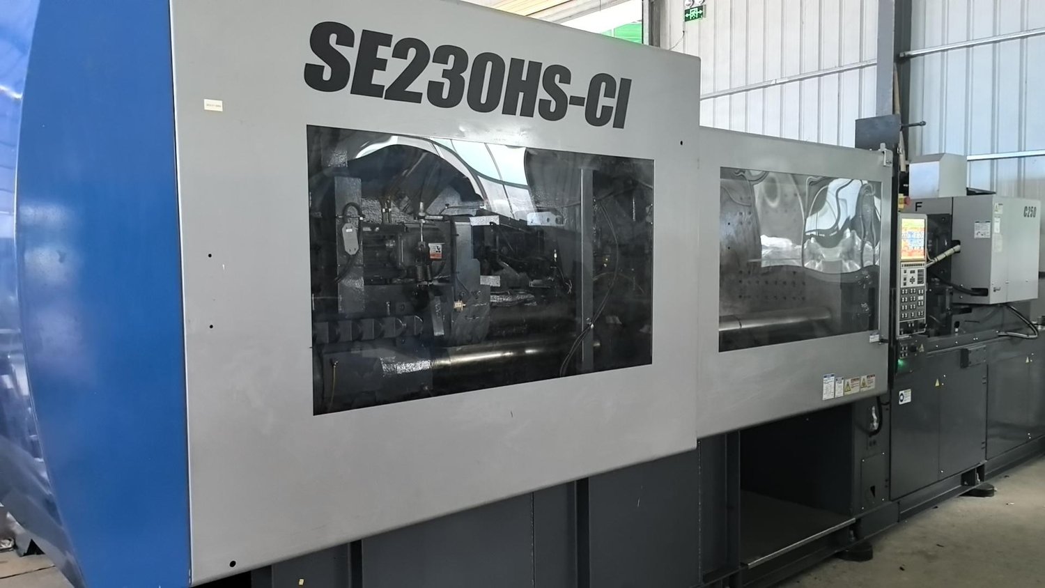 Plastic injection machine