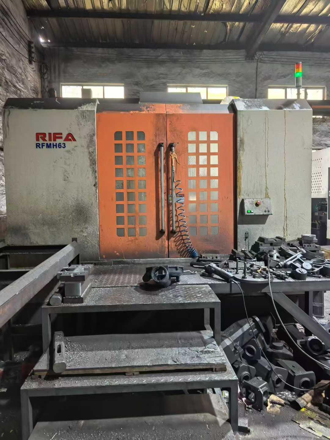Horizontal machining center