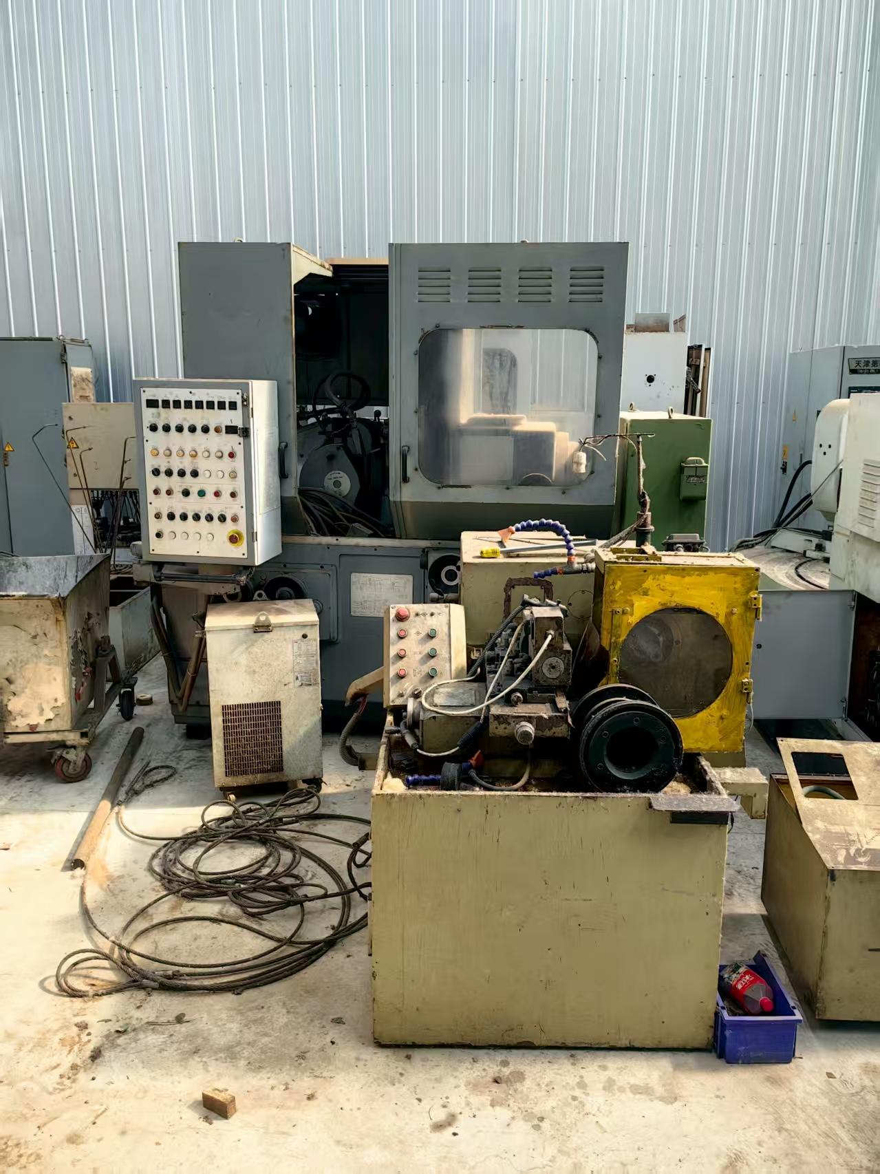 Gear grinding machine