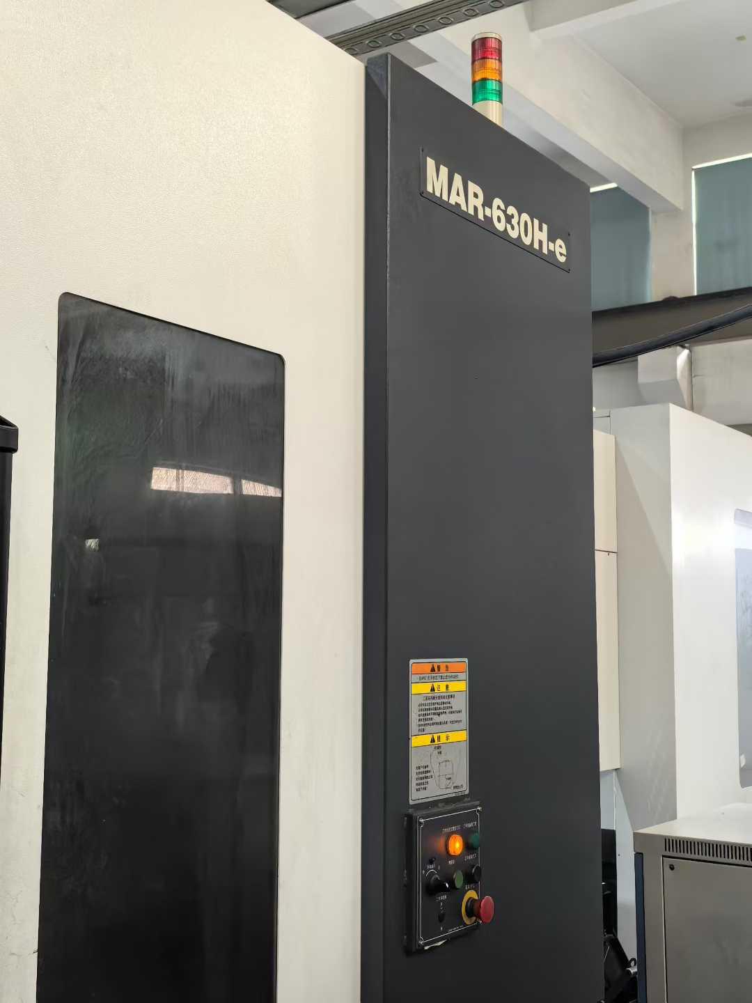 Double-station horizontal machining center