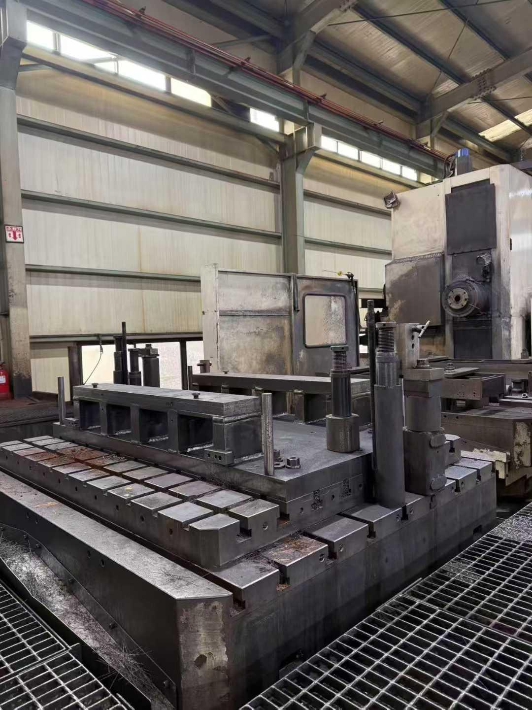 Horizontal boring and milling machining center
