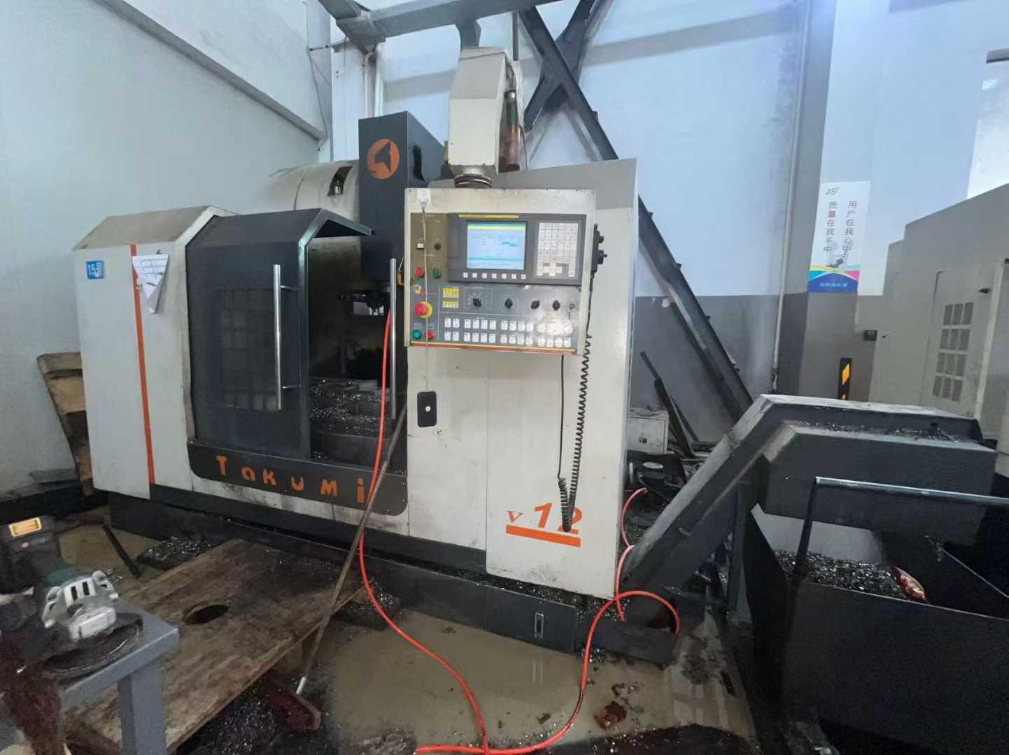 Vertical machining center