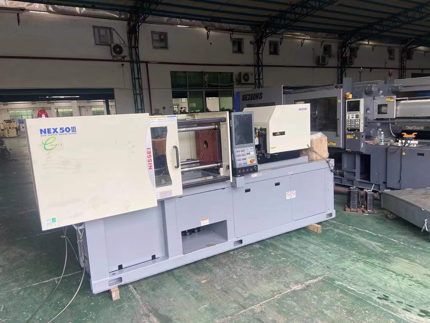 Plastic injection machine