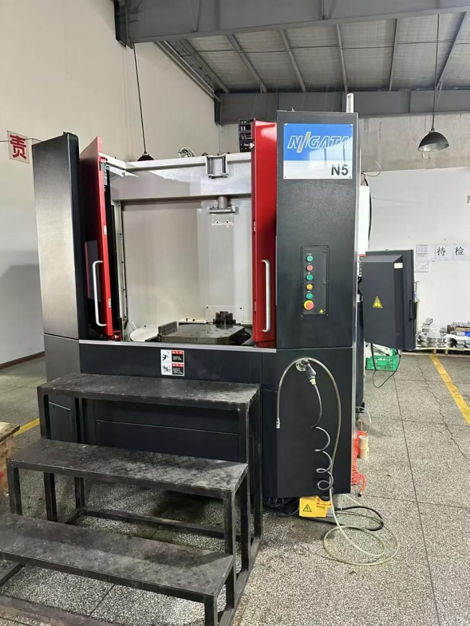 Horizontal machining center