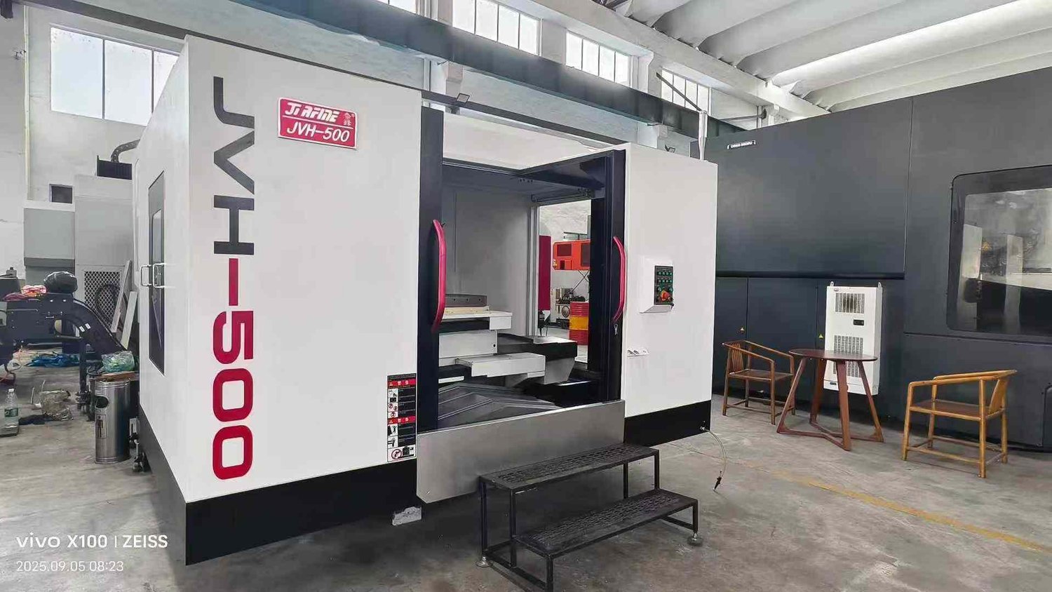 Horizontal machining center