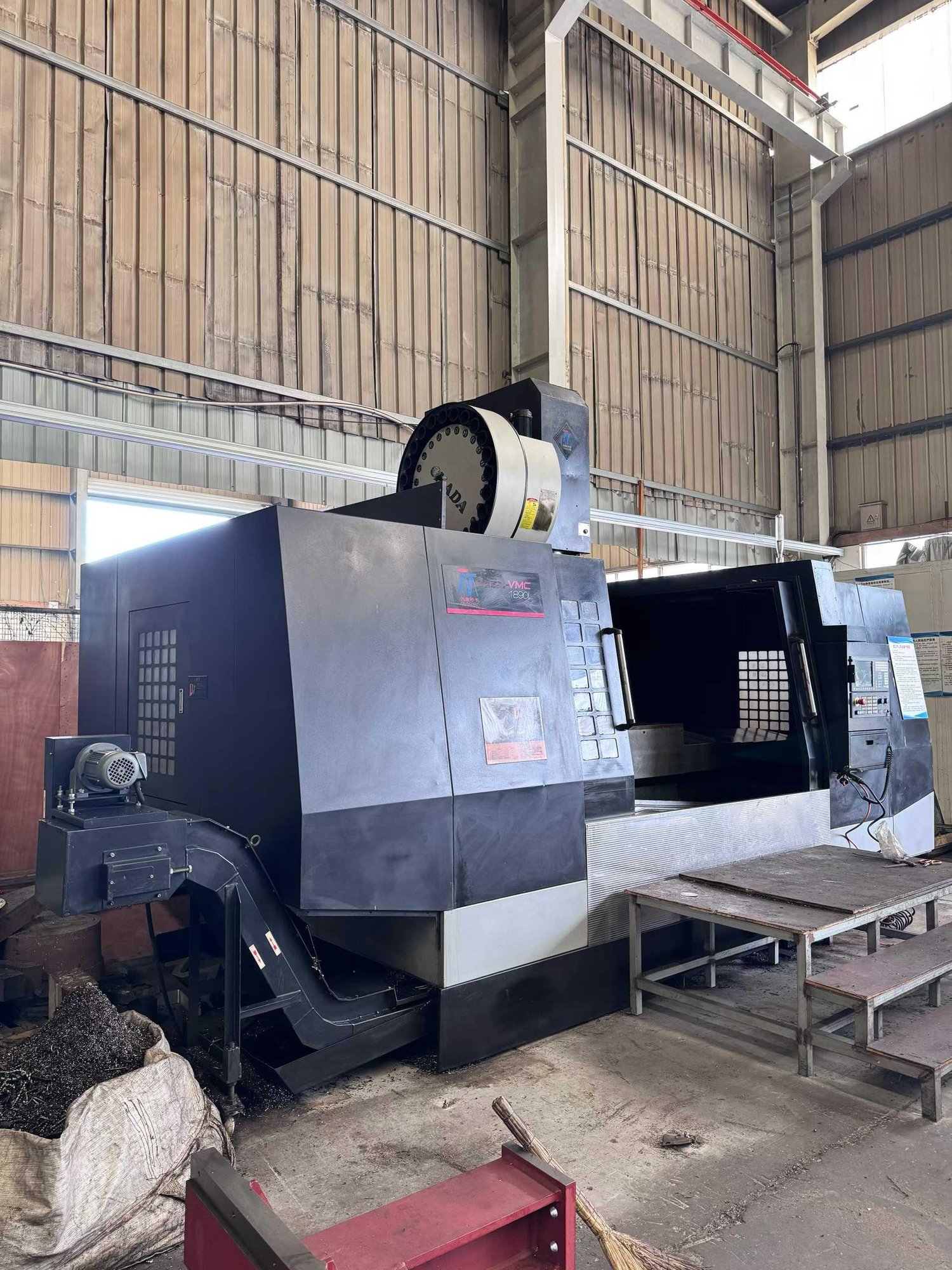 Vertical machining center