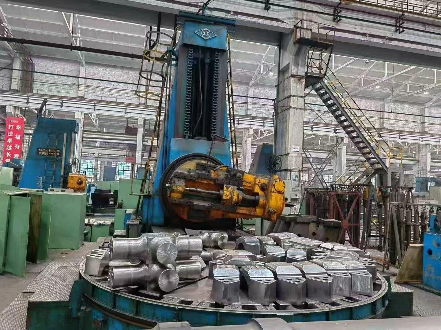 Gear hobbing machine