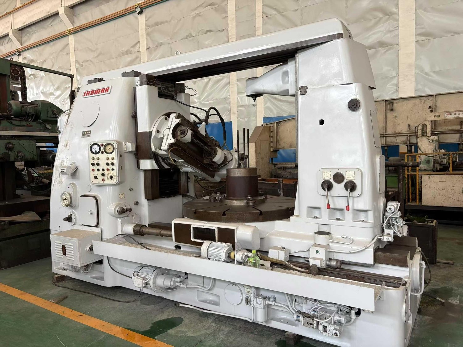 Gear hobbing machine