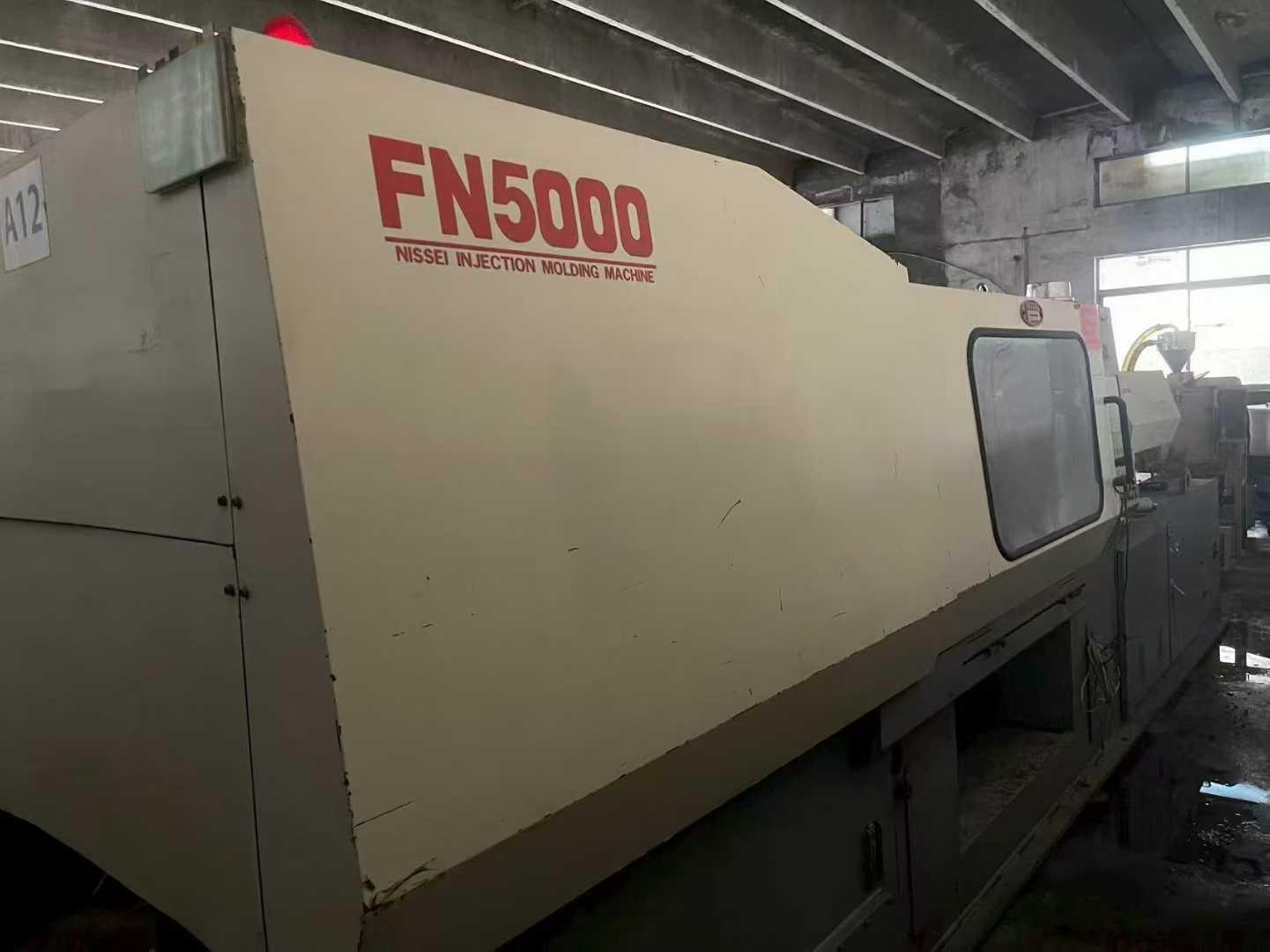 Plastic injection machine