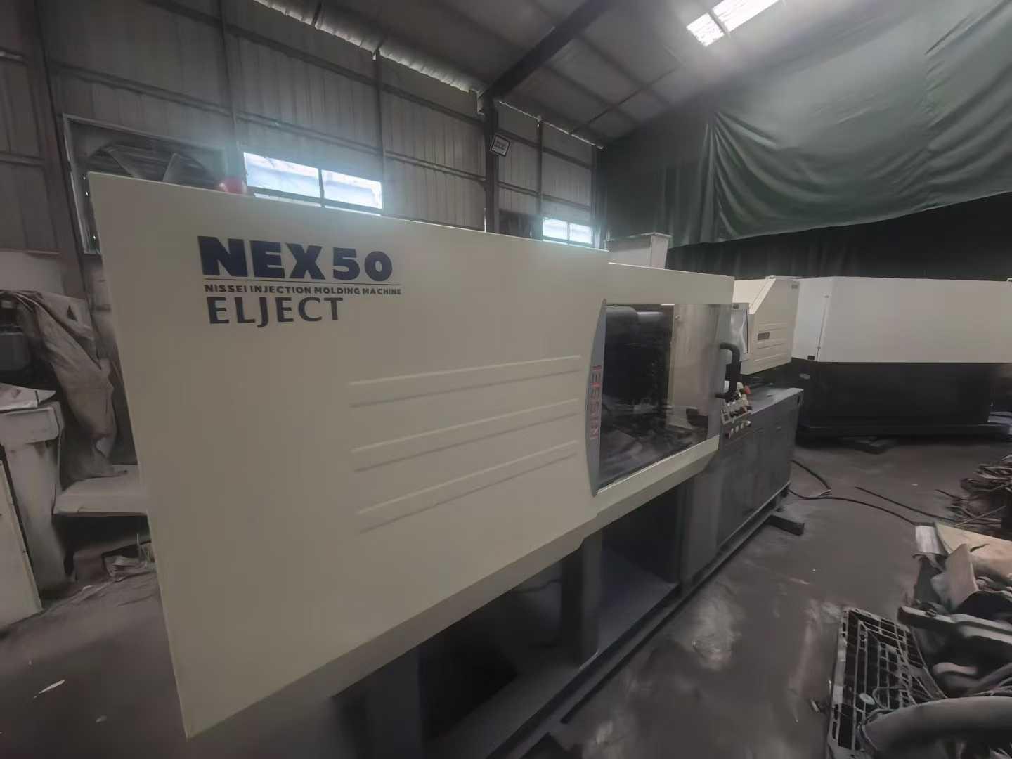 Plastic injection machine
