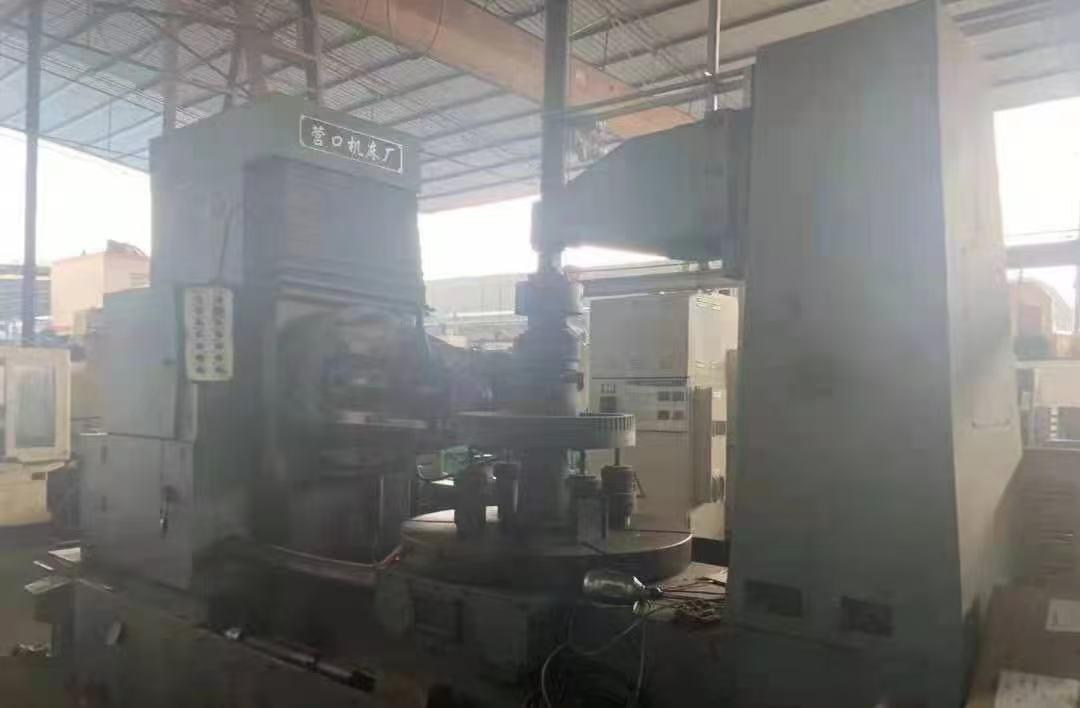 Gear hobbing machine