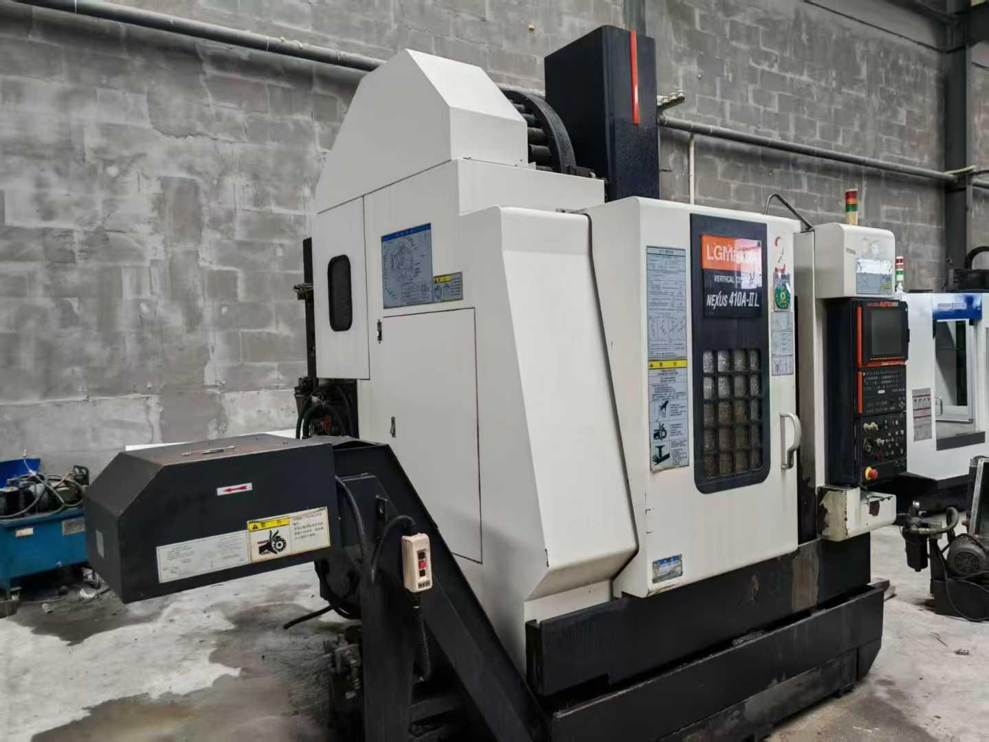 Vertical machining center