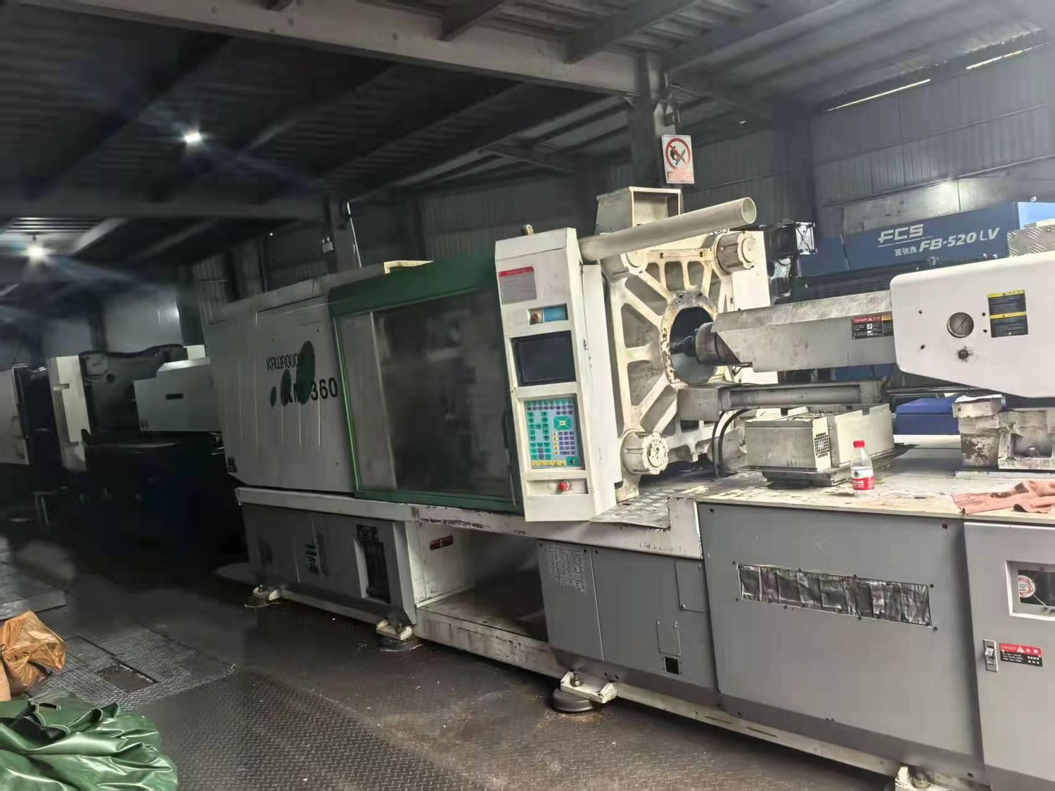 Plastic injection machine