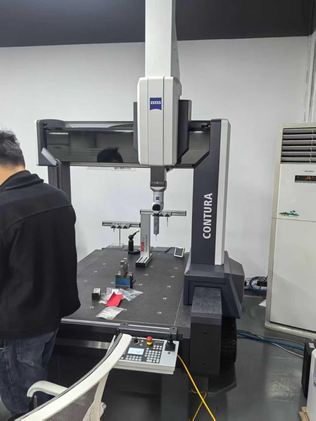 Three-coordinate measuring instrument