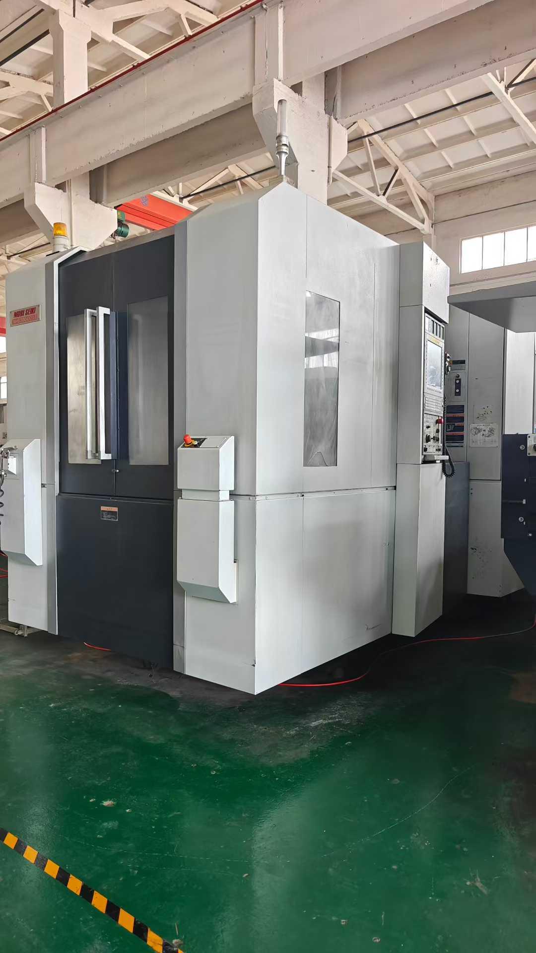 Horizontal machining center
