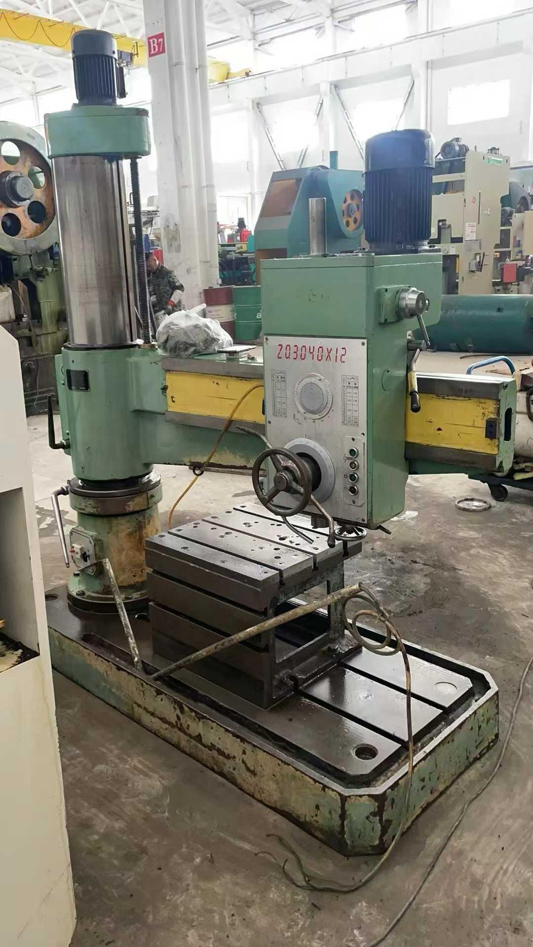 Swing-arm drill machine