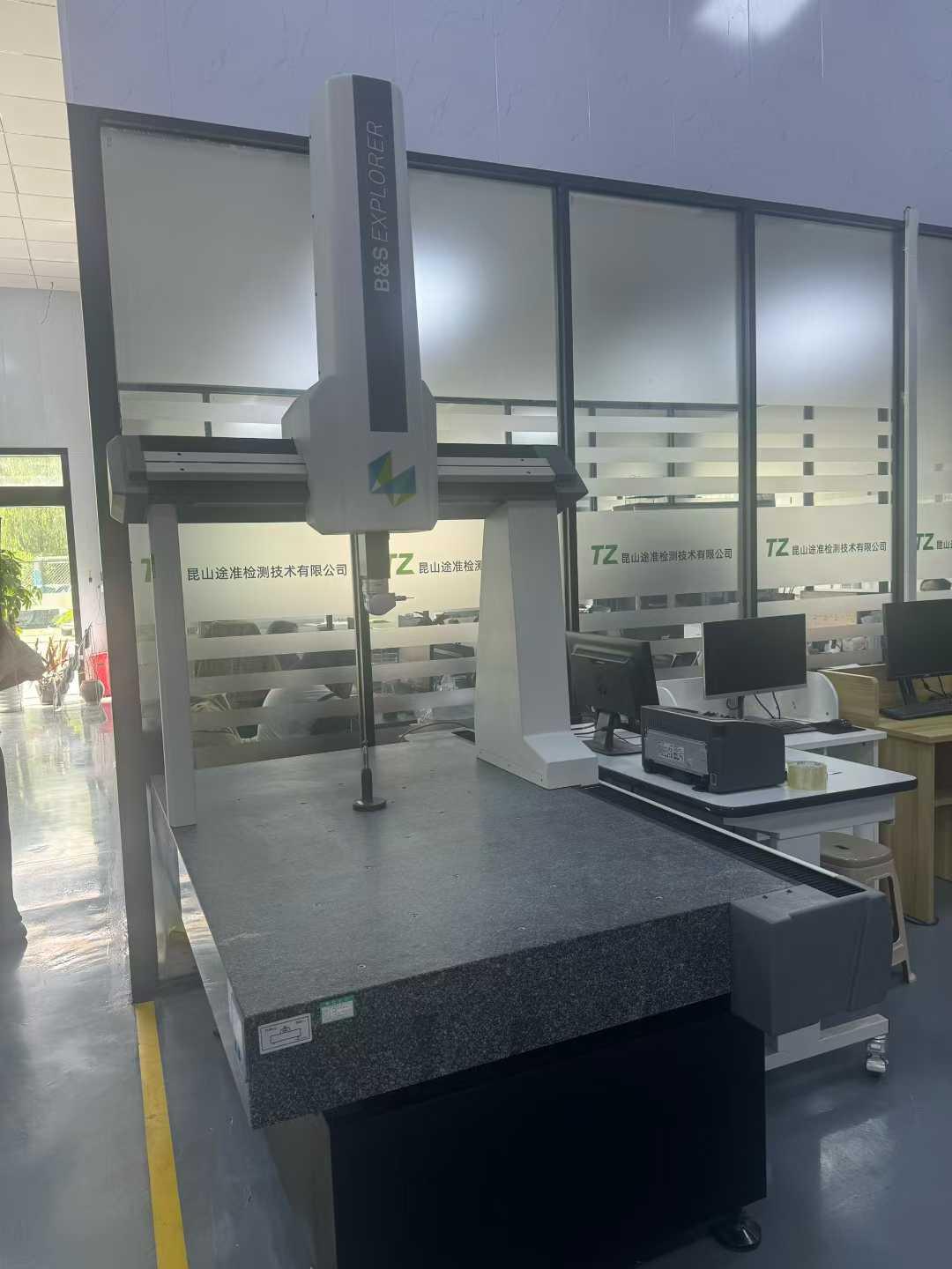Three-coordinate measuring instrument